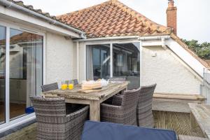 Fishermans Loft - A seaside house in Thorpeness with direct access to the beach - Aldeburgh Coastal Cottages