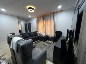 Modern Home with 75” TV, 5mints from Beach & City