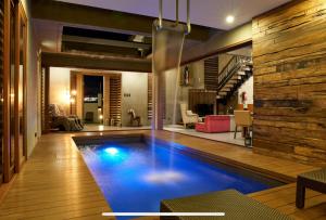 ISLA VILLA 1 amazing waterfall pool house near beach, bars & restaurants