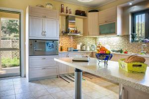 Belle Helens Villa, Lakithra