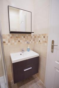 Elegant & Stylish Center Apartments!