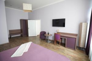 Elegant & Stylish Center Apartments!