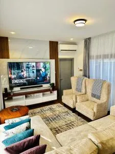 CozyHome 75”TV, 5mints from the Beach & City - Sea View