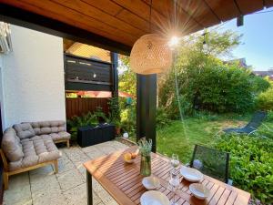 Snug Stays 2 - Design 1-Zimmer-Studio am See mit Terrasse, Garten, Badestelle vor dem Haus