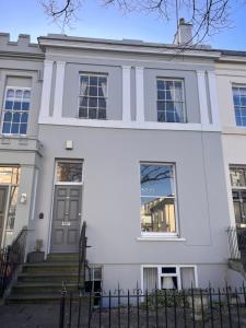 No2 Clarence grade II Regency townhouse short walk to racecourse and town centre