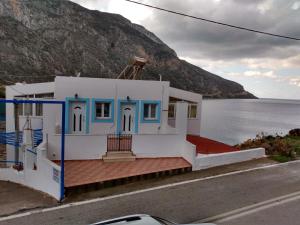 Beachfront Apartment - Sleeps 3 & Free Parking