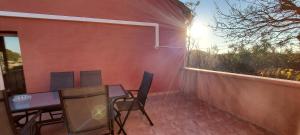 plage a 10 min a pied, appartements spacieux jusqu-a 13 personnes avec terrain : photos des chambres