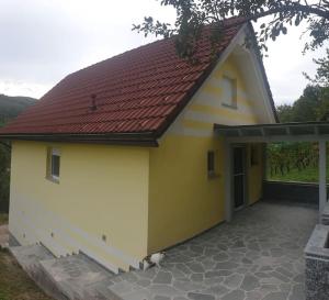 moderno opremljena hiša z odmaknjeno lokacijo 