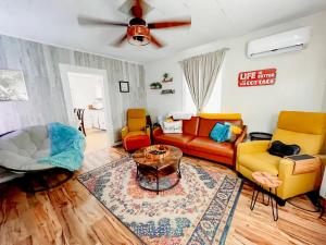 Giggling Creek Cottage - BedJet! King Sized! Gazebo, 45 Acres, Arcades, Nintendo, more