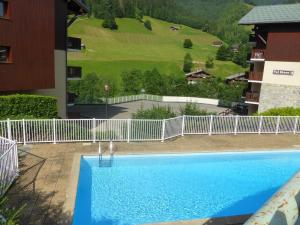 Appartement 5 pers. avec piscine, balcon, proche ski et village - FR-1-342-215