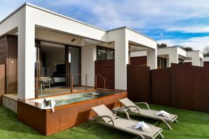 Suite with Jacuzzi and Heated Outdoor Pool room in Suites Natura Mas Tapiolas