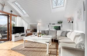 3 Bedroom Stunning Home In Hornbæk