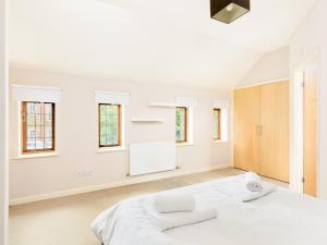 Self Contained 1 Bed Coach House - Pass the Keys