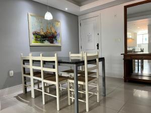 B102 - Apto 2 quartos p 6 pessoas com vista lateral do mar