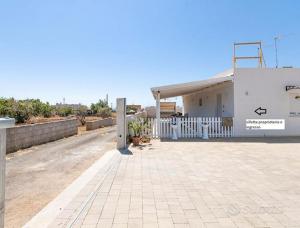 le villette bianche con parcheggio di Paf NUOVA STRUTTURA 2024