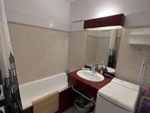 Appartements Charmant T2 en Centre-ville avec Piscine, Terrasse et Parking, a 500m de la Plage ! - FR-1-701-29 : photos des chambres