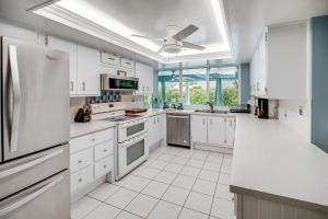 Bright Fort Myers Home with Pool - 9 Mi to Beach!