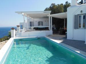 Flower House Psarou with Private Pool room in Villa Lov Ammos