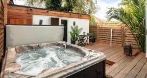 Stunning 4 Bedroom, 3 Bathroom House with Private Hottub & Gym - Escape London, in Lonon - 齐格威尔