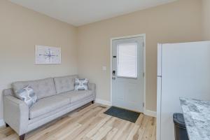 Lake Ozark Apartment with Balcony Less Than 1 Mi to Water!