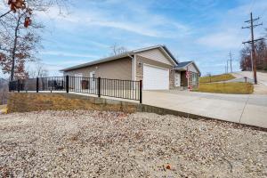 Lake Ozark Apartment with Balcony Less Than 1 Mi to Water!