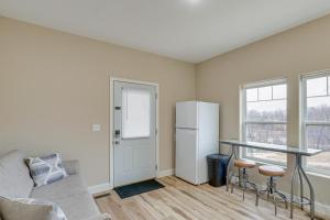 Lake Ozark Apartment with Balcony Less Than 1 Mi to Water!