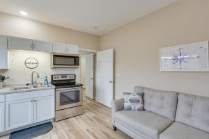 Lake Ozark Apartment with Balcony Less Than 1 Mi to Water!