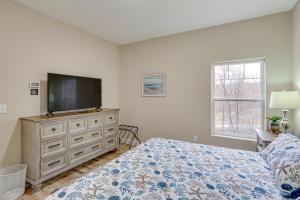 Lake Ozark Apartment with Balcony Less Than 1 Mi to Water!