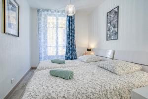 Sublime, modern, balconies, ac, refurbished