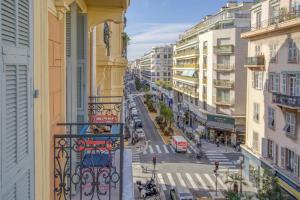 Sublime, modern, balconies, ac, refurbished