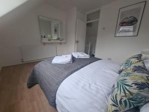 Split level luton town center flat