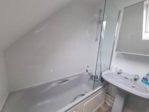 Split level luton town center flat