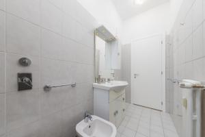 Free Private parking - 5 min to Metro - Access Control Guard - Quiet