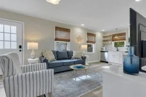 Coastal 3BD Bungalow One Block from Scenic Walkway - أوك آيلاند