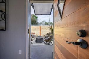 Swank Pad off River with free WiFi & parking-324