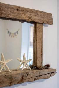 Large pretty holiday cottage by the sea sleeps 10