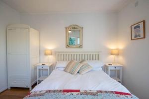 Large pretty holiday cottage by the sea sleeps 10