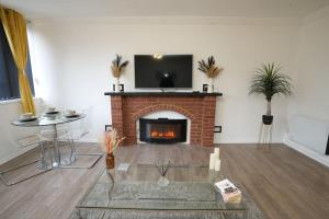 Spacious Apartment - Long stays welcome