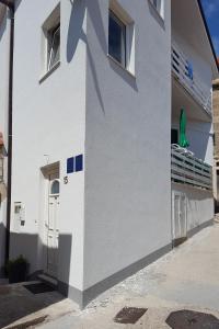 Apartments by the sea Gradac, Makarska - 15642 