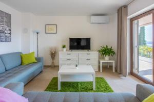 Apartments with parking space Crikvenica - 22295