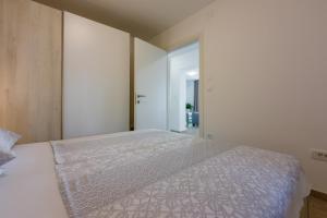 Apartments with parking space Crikvenica - 22295