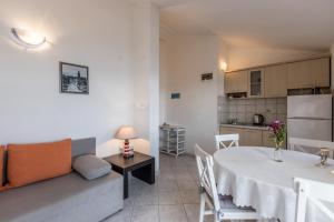 Apartments by the sea Milna, Vis - 8946