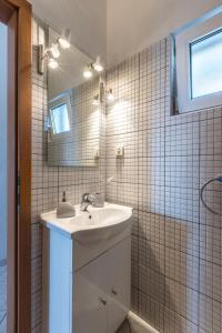 Apartments by the sea Milna, Vis - 8946