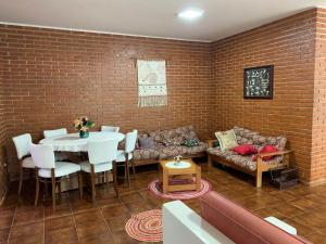 4 SUITES, AR COND TV, INTERNET, PISCINA,150 MTS PRAIA! Aceitamos Pet!