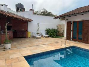 4 SUITES, AR COND TV, INTERNET, PISCINA,150 MTS PRAIA! Aceitamos Pet!