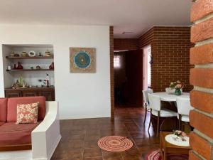 4 SUITES, AR COND TV, INTERNET, PISCINA,150 MTS PRAIA! Aceitamos Pet!