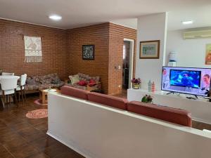 4 SUITES, AR COND TV, INTERNET, PISCINA,150 MTS PRAIA! Aceitamos Pet!