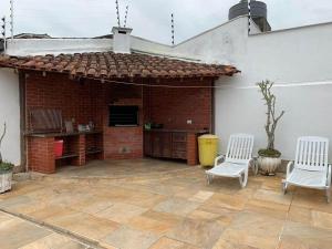4 SUITES, AR COND TV, INTERNET, PISCINA,150 MTS PRAIA! Aceitamos Pet!