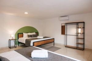 Colomos, 5 BR wAC king bed, backyard & parking.