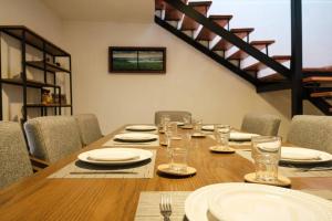 Colomos, 5 BR wAC king bed, backyard & parking.